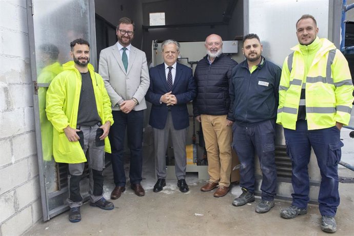 Salvador Fuentes (3º izda.), durante su visita a la nueva instalación puesta en marcha en el depósito de Cuartanero.