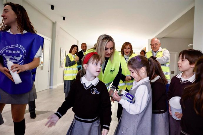 Escolares granadinos con la alcaldesa de Granada, Marifrán Carazo, en una iniciativa a favor del Banco de Alimentos.