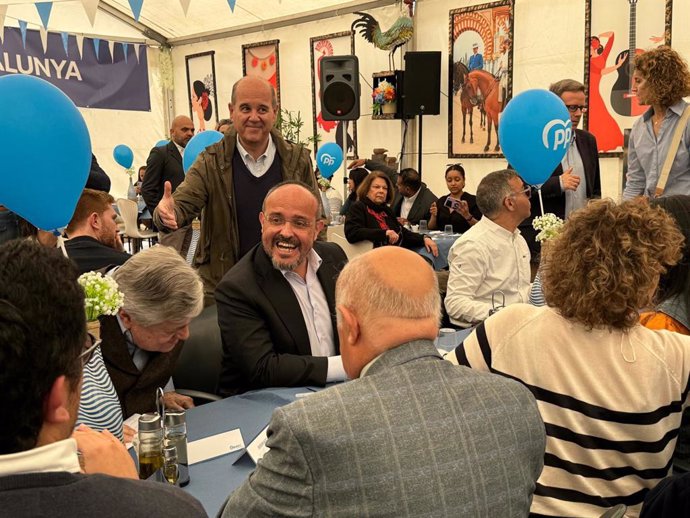 El candidato del PP a las elecciones catalanas del PP, Alejandro Fernández, en la Feria de Abril de Barcelona