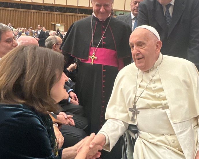 María Dolores García, presidenta de la UCAM, recibió un afectuoso saludo del Santo Padre