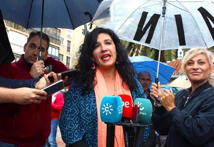 La coordinadora de IU Málaga, Toni Morillas, atiende a los medios en la manifestación por el 1 de mayo en Málaga.
