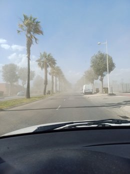 Nubes de polvo y arena en El Toyo-Retamar de Almería