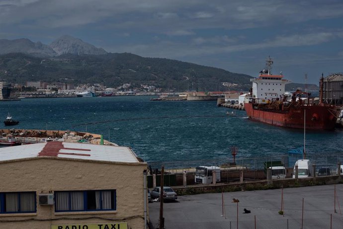 Vista de una barrera que separa a un barco procedente de Liberia que ha vertido miles de litros de fuleoil, en el puerto de Ceuta, a 1 de mayo de 2024, en Ceuta (España). La Autoridad Portuaria de Ceuta ha activado durante la madrugada de hoy su protocolo