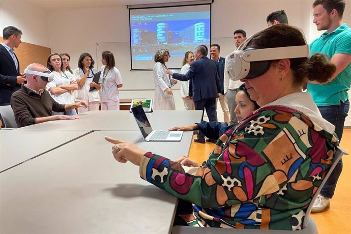 Dos pacientes prueban la aplicación de realidad virtual durante la presentación de la misma.