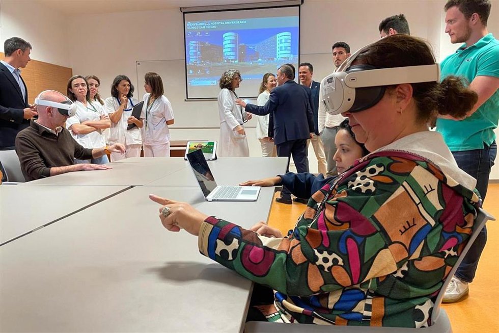 Dos pacientes prueban la aplicación de realidad virtual durante la presentación de la misma.