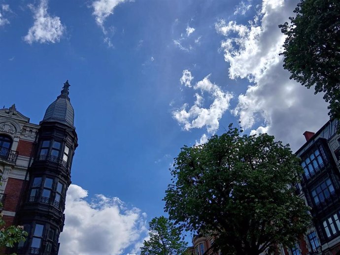 Predominio de los claros en el cielo de Bilbao.