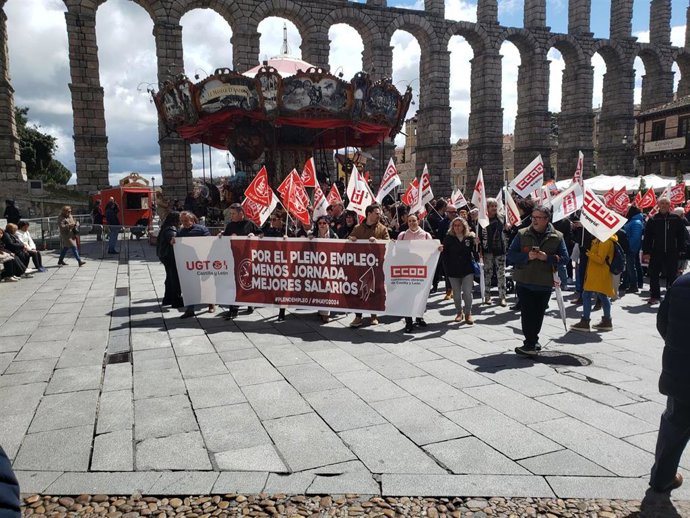 Manifestación del 1 de mayo a los pies del Acueducto de Segovia