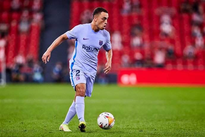 Archivo - Sergiño Dest of FC Barcelona in action during the Spanish league, La Liga Santander, football match played between Athletic Club and FC Barcelona at San Mames stadium on August 21, 2021 in Bilbao, Spain.