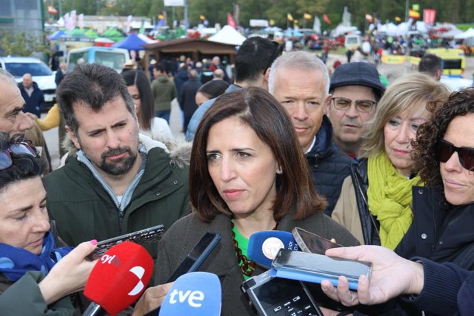 Esther Peña atiende a los medios de comunicación en Lerma (Burgos)