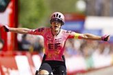 Foto: Vos se viste de rojo en La Vuelta Femenina y Faulkner gana en un día de abanicos