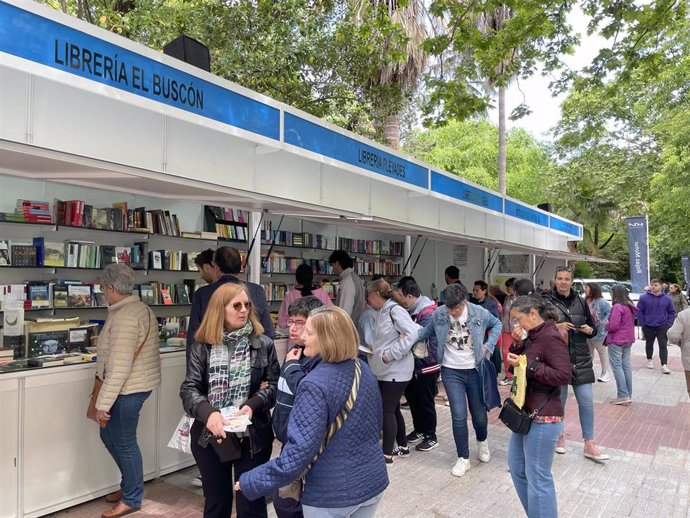Público asistente a la Feria del Libro de Cáceres.