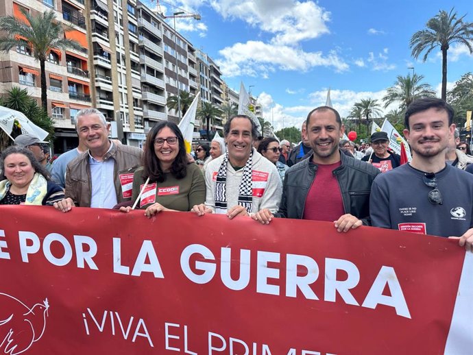 Sebastián Pérez (2º dcha.), junto a otros cargos públicos y orgánicos de IU en Córdoba, en la manifestación del 1º de Mayo.