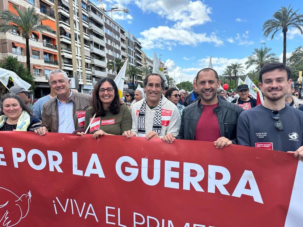 Sebastián Pérez (2 dcha.), junto a otros cargos públicos y orgánicos de IU en Córdoba, en la manifestación del 1 de Mayo.