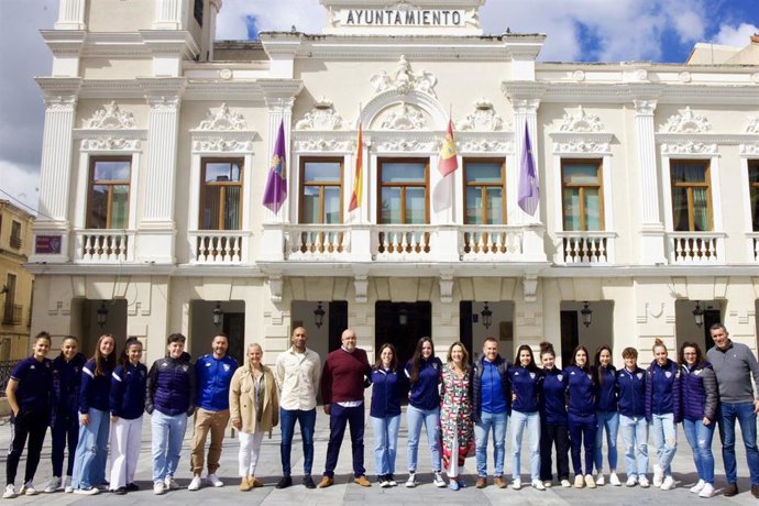 Guarinos, ha recibido este miércoles en el Ayuntamiento de Guadalajara a las jugadoras y técnicos del CD Guadalajara Femenino.