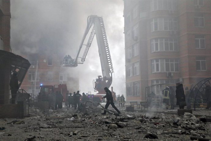 Archivo - Los bomberos apagan un incendio como consecuencia de un ataque ruso sobre la región ucraniana de Odesa (Archivo)