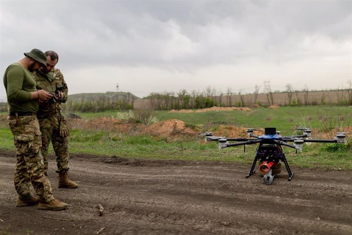 Militares ucranianos operando un dron