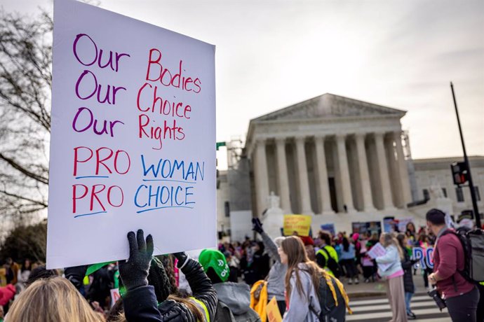 Archivo - March 26, 2024, Washington Dc, United States: Demonstrators protest and argue outside the U.S. Supreme Court. On Tuesday, the same justices who reversed constitutional protection for abortion two years ago will hear arguments on whether to limit