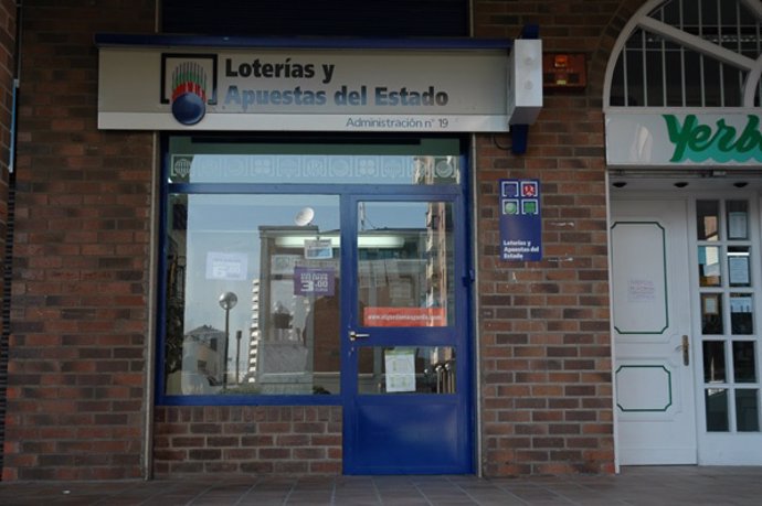Archivo - Despacho de loterías de la calle Cardenal Herrera Oria, 31, en Santander