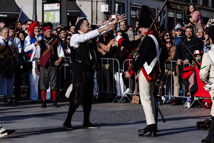 Dos personas disfrazadas durante la recreación histórica del 2 de mayo, a 2 de mayo de 2024, en Madrid (España).