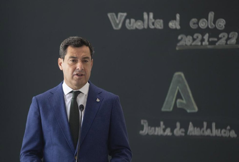 Archivo - El presidente de la Junta de Andalucía, Juanma Moreno, en la inauguración de un nuevo colegio de Educación Infantil y Primaria en Utrera (Sevilla) en una imagen de archivo