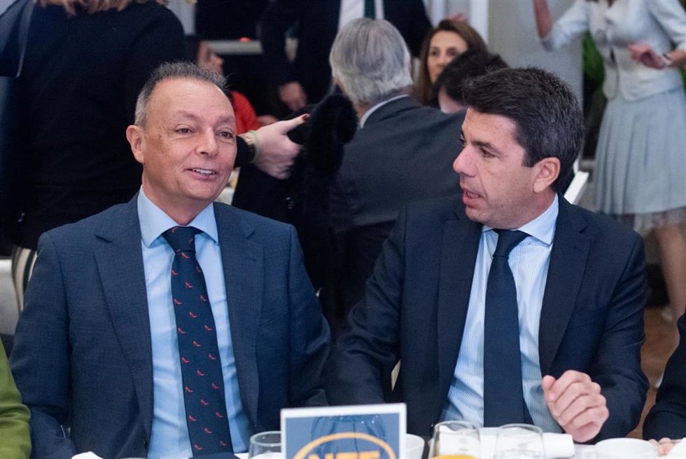 Archivo - El presidente de la Confederación Empresarial de la Comunitat Valenciana (CEV), Salvador Navarro (i) y el presidente de la Comunidad Valenciana, Carlos Mazón (d), durante un desayuno informativo
