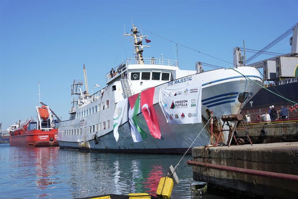 Barco de la Flotilla de la Libertad en el puerto de Estambul