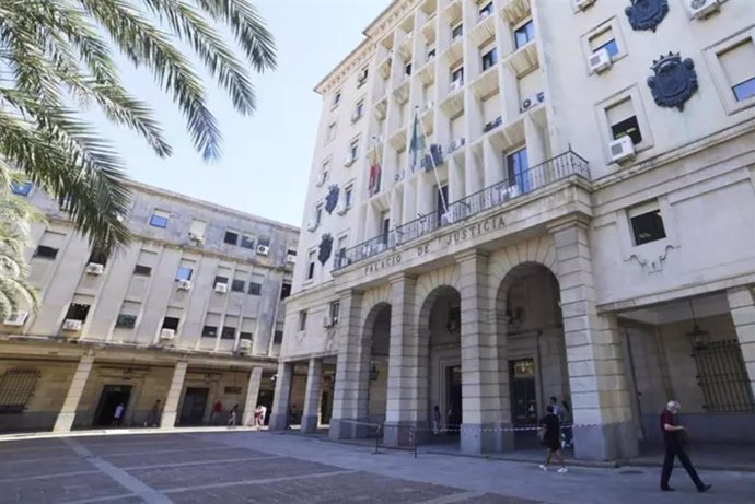 Archivo - Detalle de la fachada principal de la Audiencia Provincial de Sevilla, en foto de archivo.