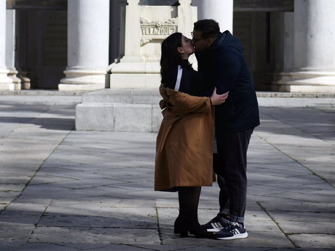 Archivo - Una pareja se besa en el exterior del Museo del Prado, a 14 de diciembre de 2024, en Madrid (España).