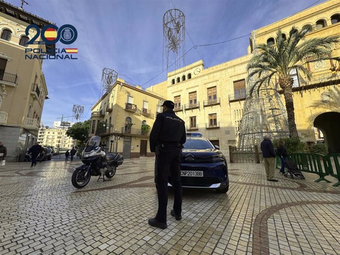 Agente de la Policía Nacional en Elche (Alicante).