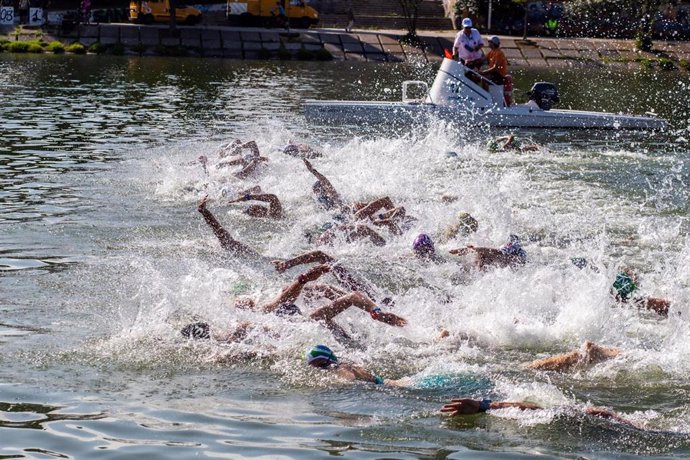Nadadores en el XXV Campeonato de España de Aguas Abiertas.