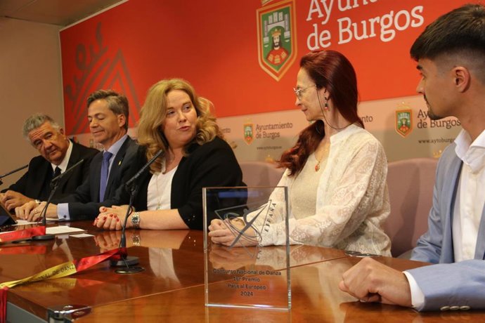 Cristina Ayala, con el presidente de Proburgos, César Barriada y los organizadorea del concurso.