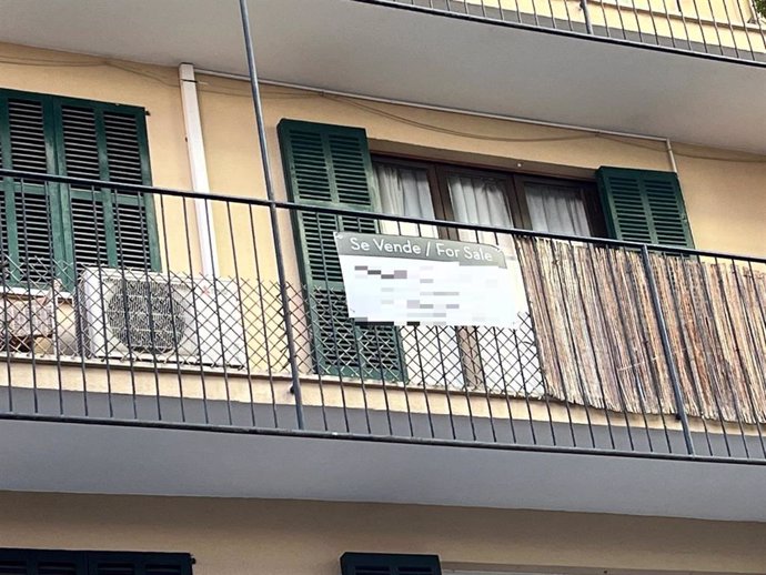 Cartel de se vende en el balcón de un piso en Palma.