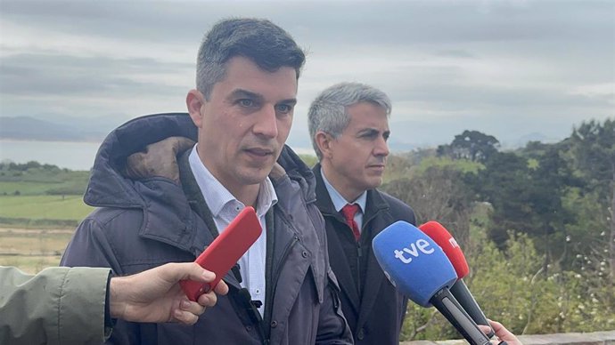 En primer plano, el portavoz del PSOE en el Ayuntamiento de Santander, Daniel Fernández, junto al secretario general del partido en Cantabria, Pablo Zuloaga