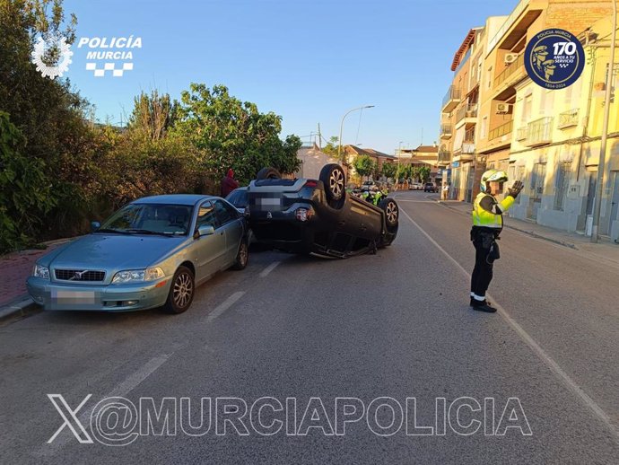 Un conductor resulta ileso al volcar su vehículo y provocar daños en otros dos coches en Murcia