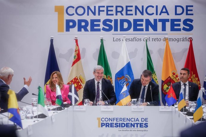 El presidente de Canarias, Fernando Clavijo (c), en la Conferencia de Presidentes