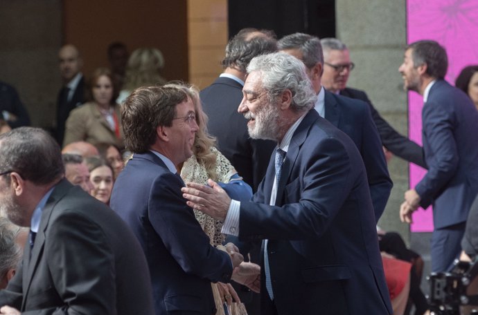 El jefe de gabinete de la presidenta de la Comunidad de Madrid, Miguel Ángel Rodríguez (c), saluda al alcalde de Madrid, José Luis Martínez-Almeida (1i), a su llegada a la entrega de Grandes Cruces de la Orden del Dos de Mayo, en la Real Casa de 