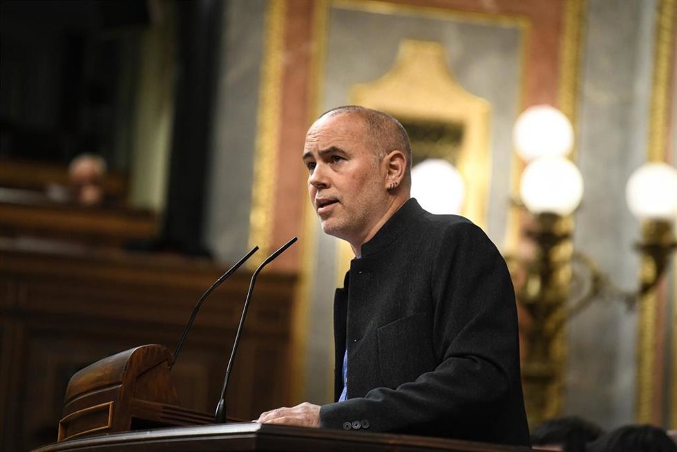 El diputado de Junts Eloi Badia interviene durante una sesión plenaria en el Congreso de los Diputados, a 23 de abril de 2024, en Madrid (España). 