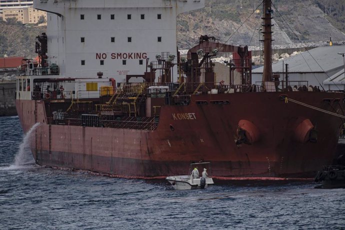 Vista de un barco  en el puerto de Ceuta que ha vertido miles de litros de fuleoil