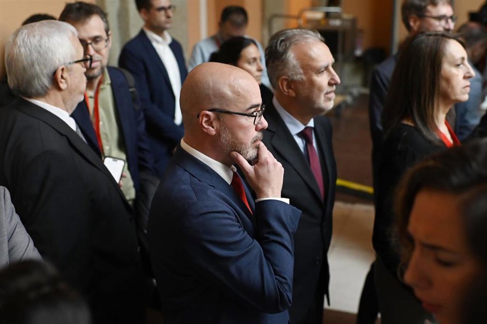 El delegado de Gobierno de la Comunidad de Madrid, Francisco Martín (c), y el ministro de Política Territorial y Memoria Democrática, Ángel Víctor Torres (2d), a su llegada a la entrega de Grandes Cruces de la Orden del Dos de Mayo, en la Real Casa de C