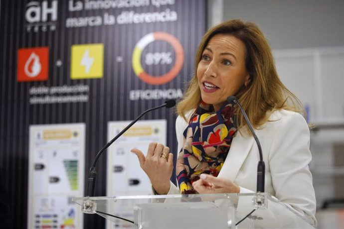 La alcaldesa de Zaragoza, Natalia Chueca, durante su visita a la empresa Abora Solar