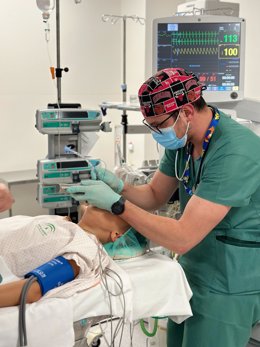 Un anestesiólogo durante un procedimiento.