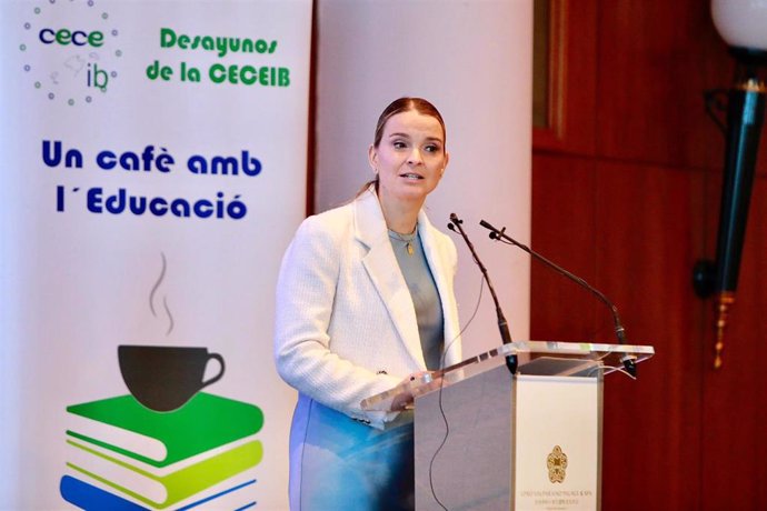 La presidenta del Govern, Marga Prohens, durante su intervención en el acto 'Desayunos de la Ceceib: un café con la educación'