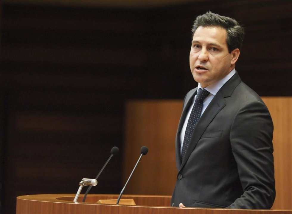 Archivo - El portavoz del grupo parlamentario Partido Popular, Raúl de la Hoz, durante su intervención en la presentación del Pleno de las Cortes del Informe Anual del Procurador del Común