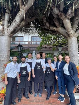 El equipo del restaurante Casa Romántica con su chef Aridani Alonso a la izquierda y su directora Jésica Armas a la derecha