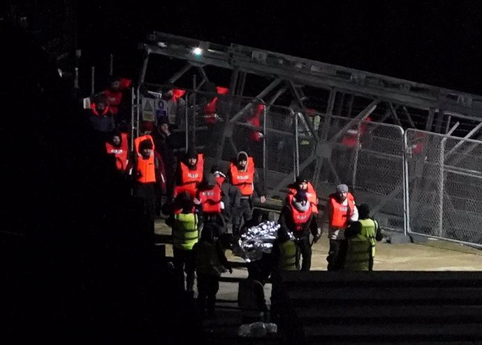 Archivo - 13 January 2024, United Kingdom, Dover: A group of people thought to be migrants are brought in to Dover, Kent, onboard a Border Force vessel following a small boat incident in the English Channel. Photo: Gareth Fuller/PA Wire/dpa