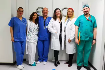 La jefa de servicio de cirugía pediátrica, Nuria García, uinforma de visitas virtuales por el circuito quirúrgico del Hospital Materno Infantil