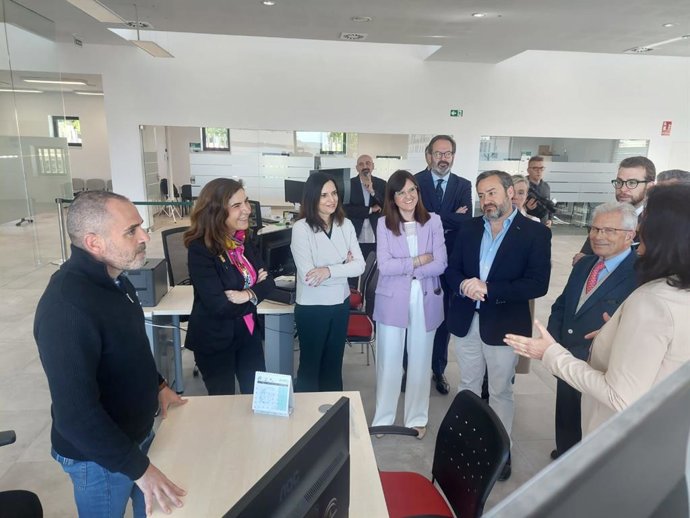 Rocío Blanco (2ª izda.), durante su visita a la nueva Oficina del SAE en Puente Genil.
