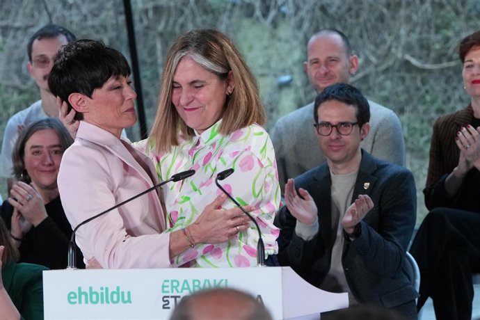 Archivo - La portavoz de las JJGG de Gipuzkoa y parte de la lista de EH Bildu por Gipuzkoa, Maddalen Iriarte (i), y la candidata de EH Bildu por Gipuzkoa, Nerea Kortajarena (d), durante un acto político de EH Bildu, en  en Getaria, Gipuzkoa