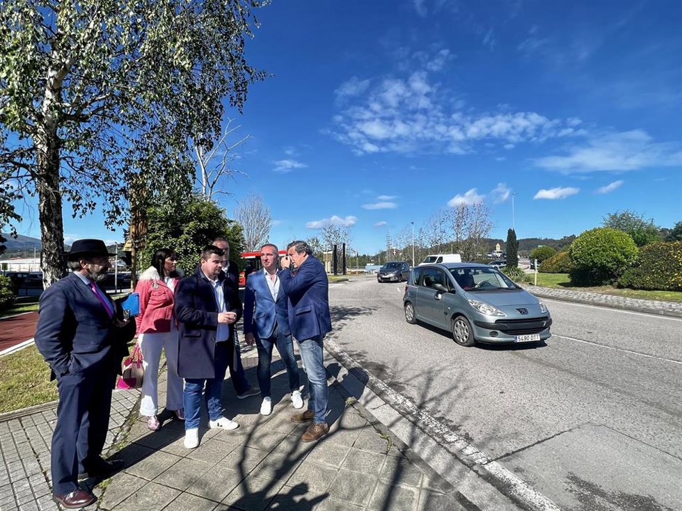 El diputado y senador Iñigo Fernández junto al portavoz del PP en Torrelavega, Miguel Ángel Vargas, y otros concejales
