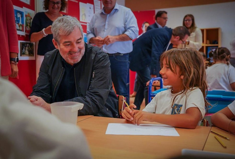 El presidente de Canarias, Fernando Clavijo, en su visita al CEIP Millares Carlo de Puerto del Rosario, en la isla de Fuerteventur
